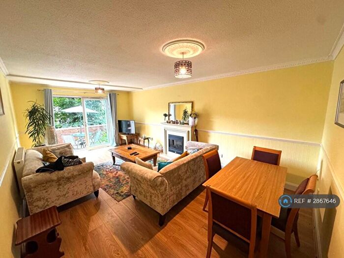 3 Bedroom Maisonette To Rent In Braid Square, Glasgow, G4