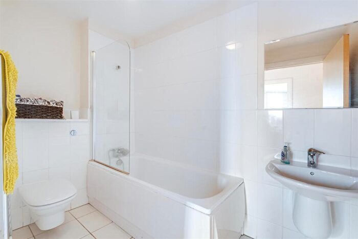 2 Bedroom Apartment For Sale In Wheeleys Lane, Birmingham, B15