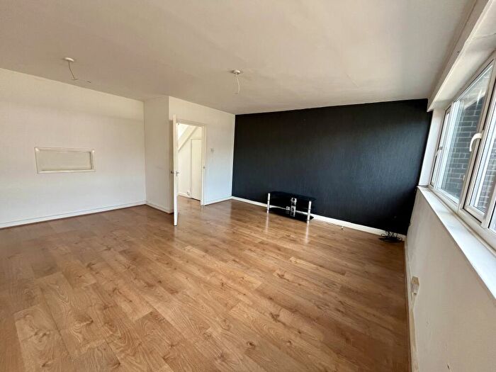 3 Bedroom Flat To Rent In Meadway Precinct, Honey End Lane, Reading, RG30