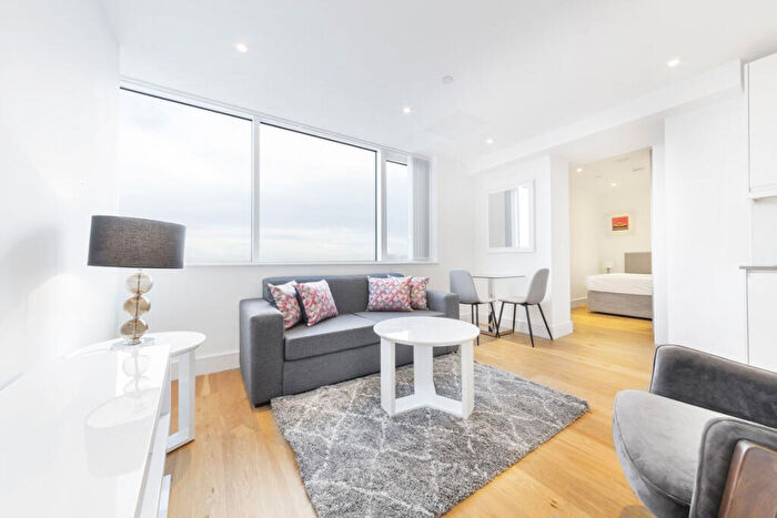 Flat To Rent In Skyline, Slough, SL1