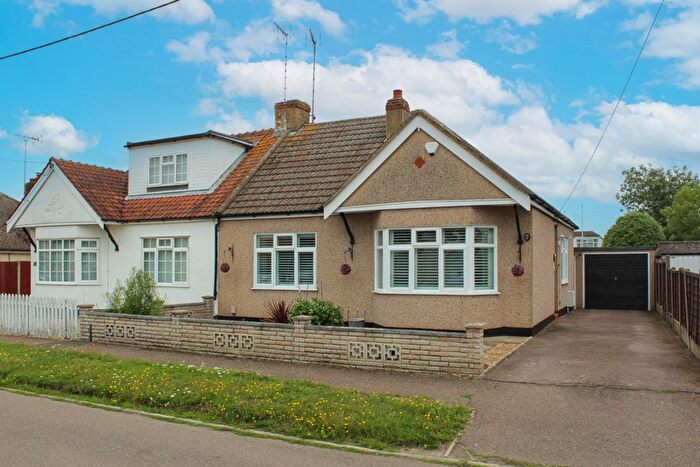 3 Bedroom Semi-Detached Bungalow For Sale In First Avenue, Wickford, SS11