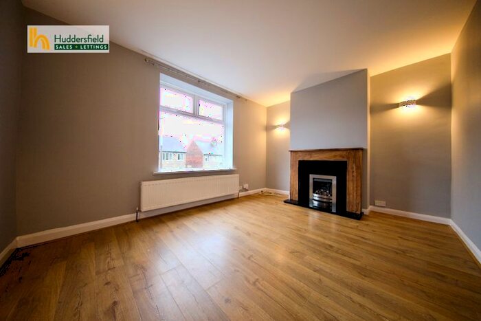 3 Bedroom Semi-Detached House To Rent In Scar Grove, Huddersfield, HD4