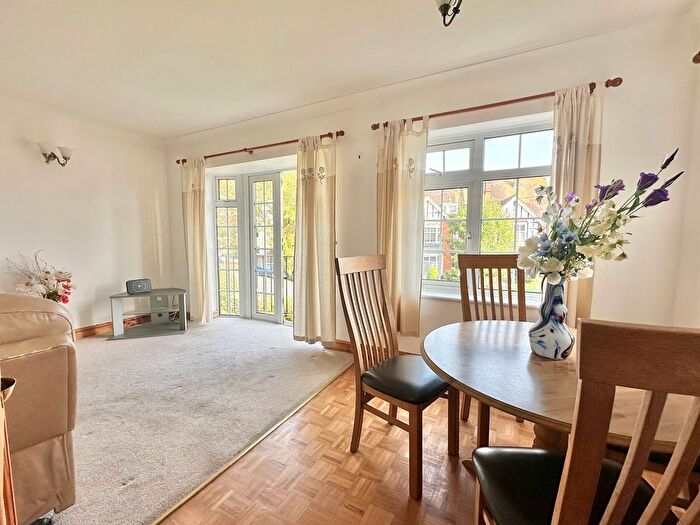 2 Bedroom Flat For Sale In Garden Close, Bexhill-On-Sea, TN40