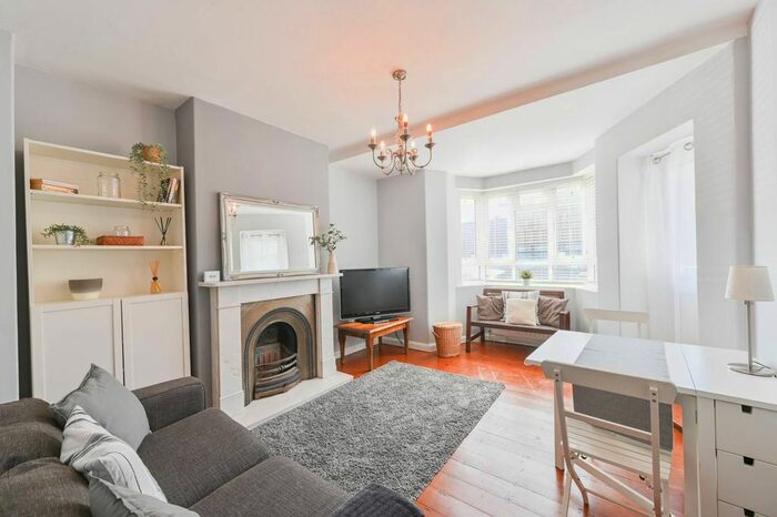 2 Bedroom Flat To Rent In India Way, Shepherd's Bush, London, W12