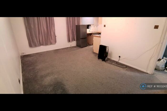 2 Bedroom Flat To Rent In Rosebery Road, Grays, RM17