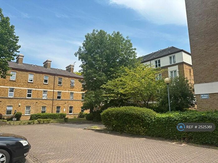 Studio To Rent In Chiltern Court, London, SE14