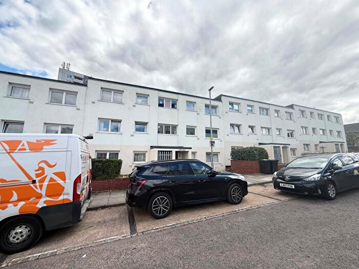 2 Bedroom Flat For Sale In Essex Close, Luton, LU1