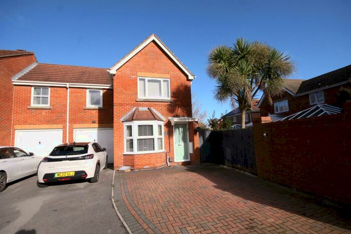 3 Bedroom Semi-Detached House To Rent In Cobham Grove, Whiteley, PO15
