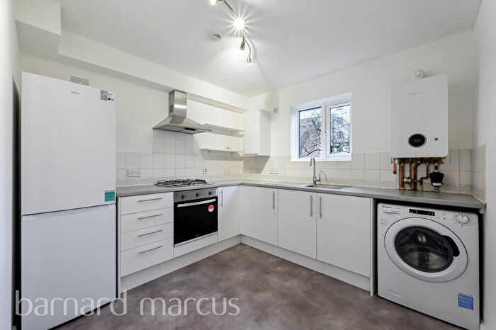 2 Bedroom Flat To Rent In Chartwell Close, Croydon, CR0