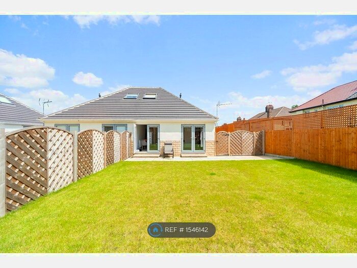 3 Bedroom Bungalow To Rent In Redesdale Grove, Leeds, LS16