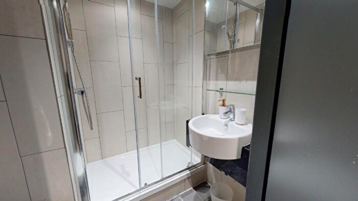 Flat To Rent In Dumfries Street, Luton, Bedfordshire, LU1