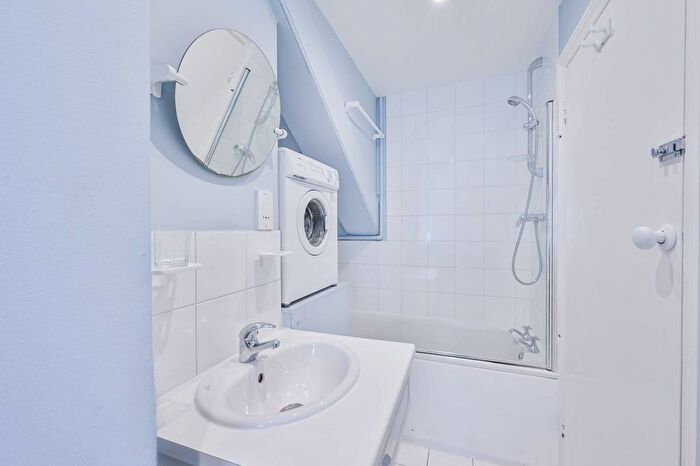 Studio To Rent In Ground Floor, Flat A, Cornwall Gardens, South Kensington, London, SW7