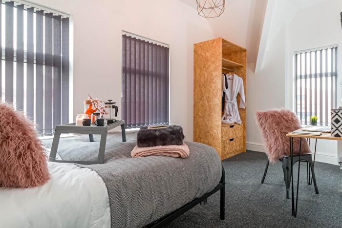 3 Bedroom Apartment To Rent In Holmes Street, L8