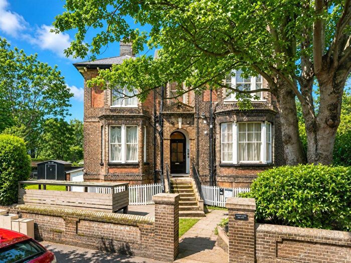 1 Bedroom Flat To Rent In Grove Crescent, Kingston Upon Thames, KT1