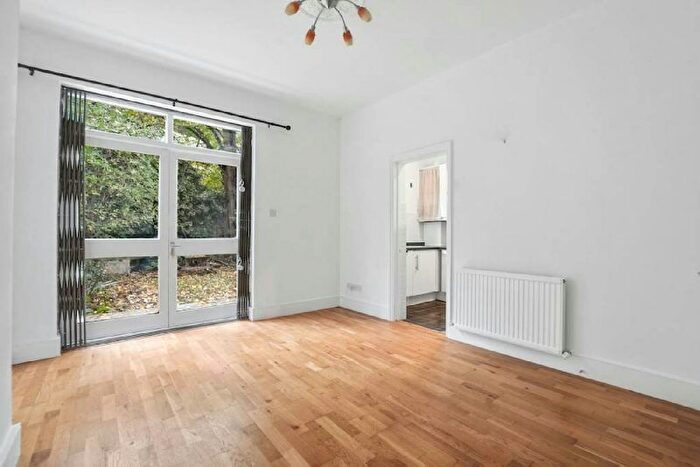 2 Bedroom Flat For Sale In Harberton Road, London, N19