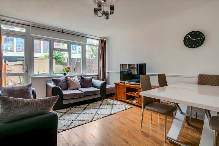 2 Bedroom Flat To Rent In Philpot Square, London, SW6