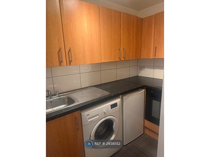 Studio To Rent In Warwick Road, London, N11