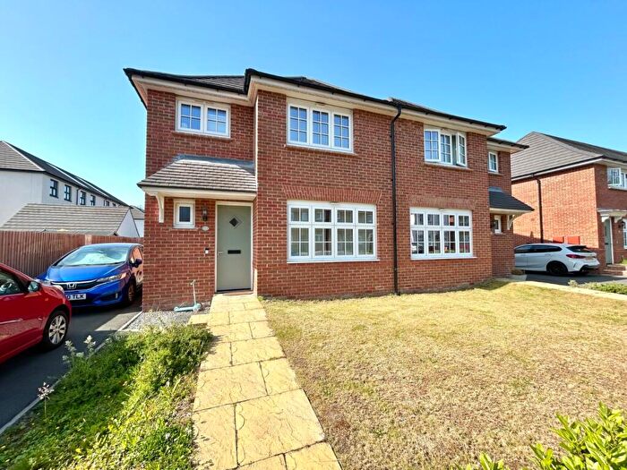 3 Bedroom Semi-Detached House To Rent In Ashbourne Ave, Leeds, LS15