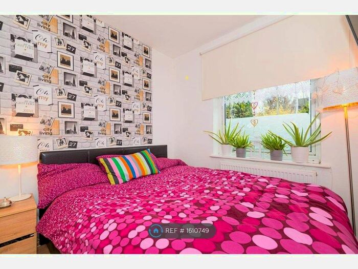 2 Bedroom Flat To Rent In Park Road, London, EN5