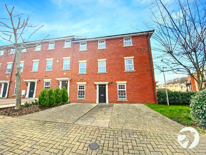 4 Bedroom Town House To Rent In Rileys Park Drive, Rochester, ME2