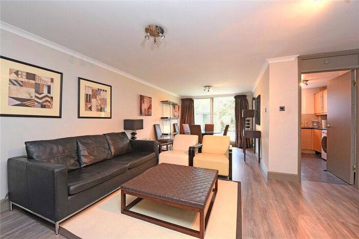 2 Bedroom Flat To Rent In Lorne Court, Putney Hill, London, SW15