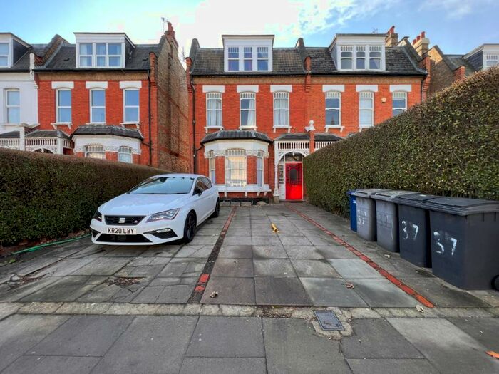 Studio To Rent In Woodside Park Road London, N12