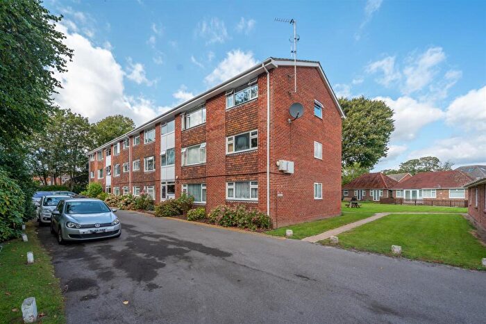 3 Bedroom Flat To Rent In Westfield Avenue, Hayling Island, PO11