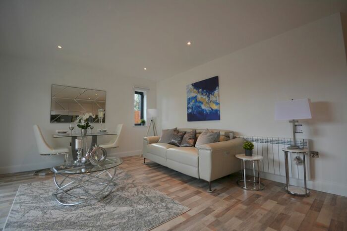 3 Bedroom Flat To Rent In Gunnersbury Avenue, Ealing, W5