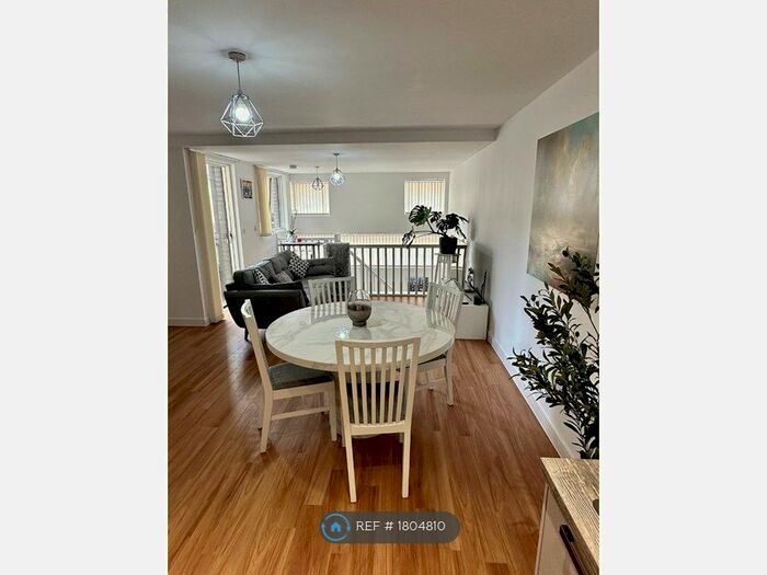 2 Bedroom Flat To Rent In Hawthorn House, London, SE16