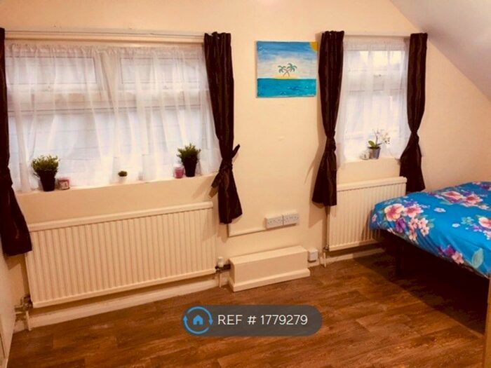 Studio To Rent In Green Lanes, London, N8