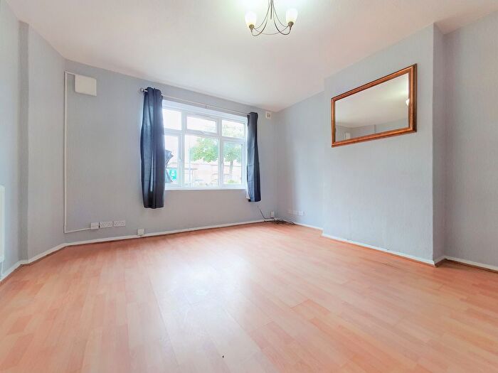 2 Bedroom Flat To Rent In Whittington Way, Pinner, Middlesex, HA5