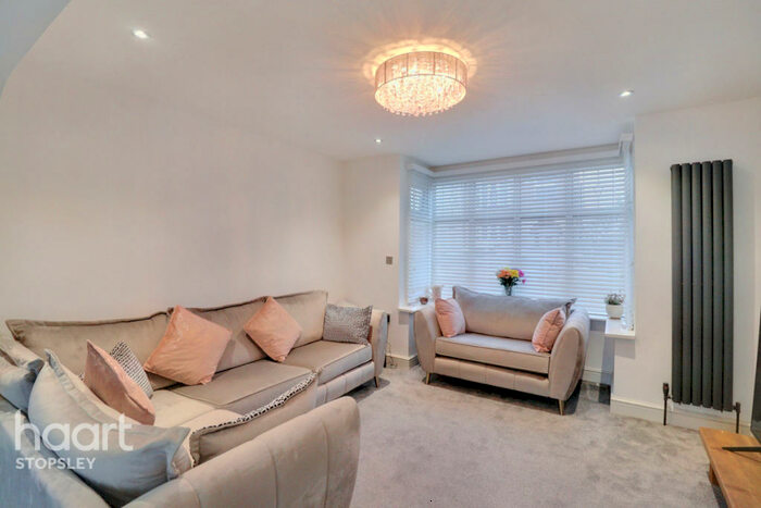 3 Bedroom Semi-Detached House For Sale In Norfolk Road, Luton, LU2