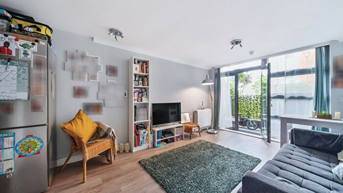 2 Bedroom Flat For Sale In Maltings Close, London, E3
