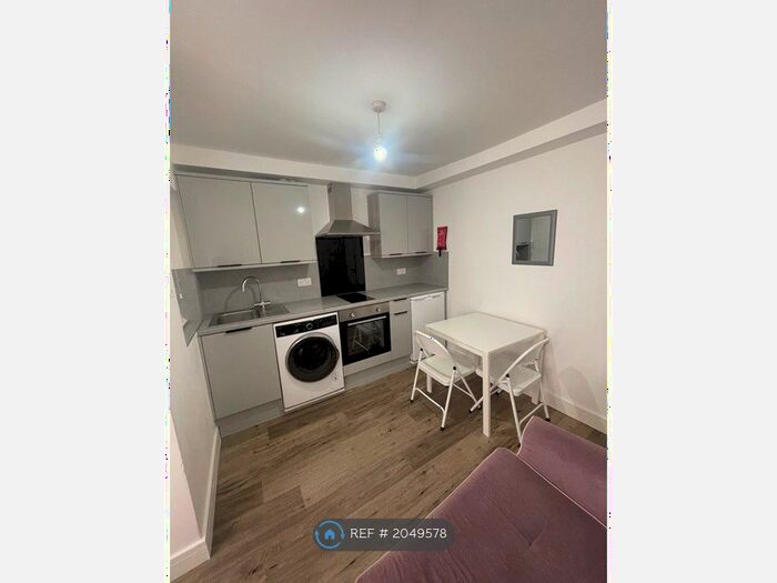 Studio To Rent In Huxley Road, London, N18