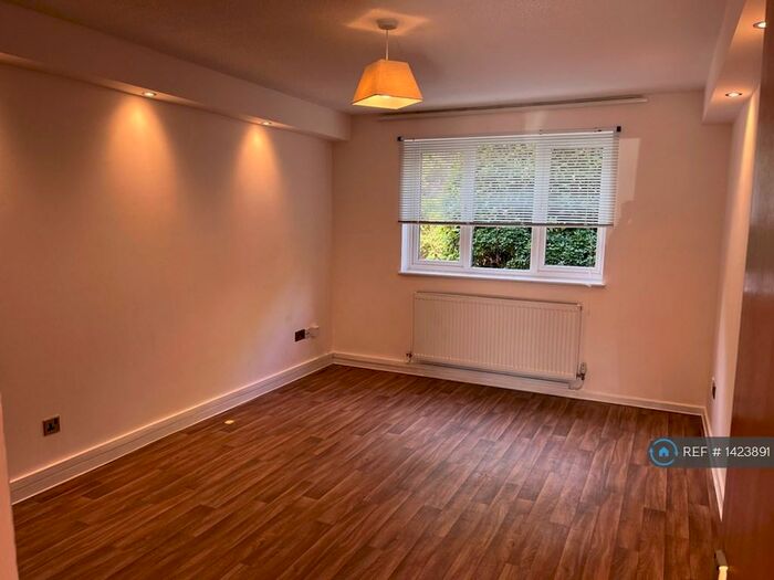 1 Bedroom Flat To Rent In Vine Court, Cheltenham, GL50