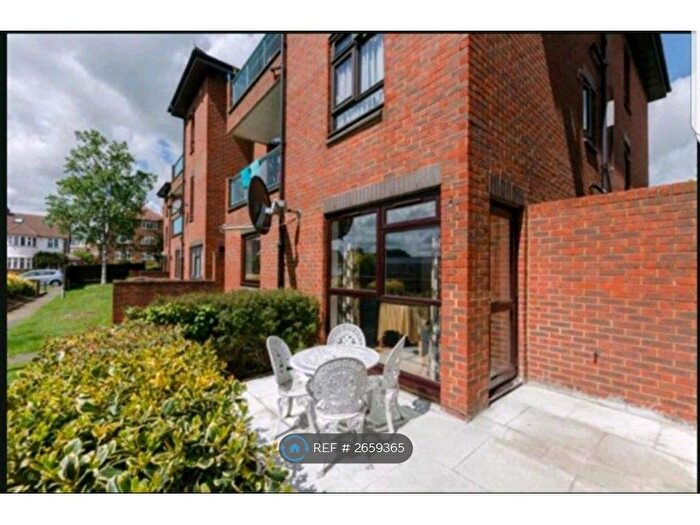 3 Bedroom Flat To Rent In Friern Park, London, N12