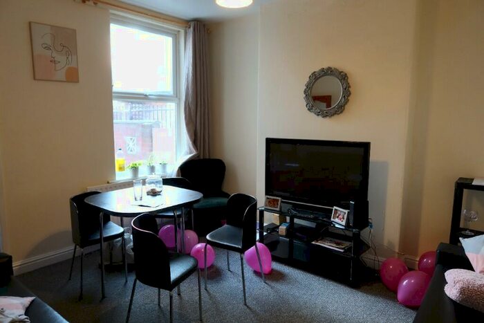 4 Bedroom Semi-Detached House To Rent In Kimbolton Avenue, Nottingham, Nottinghamshire, NG7