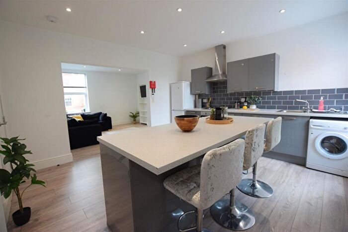 2 Bedroom Flat To Rent In Ashlin Grove - Student Apartment - /, LN1