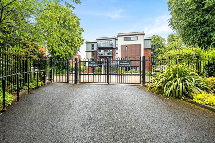 2 Bedroom Flat For Sale In Hampton Lane, Solihull, West Midlands, B91
