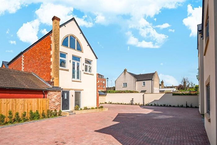 2 Bedroom Flat For Sale In Gladstone Road, Chippenham, SN15