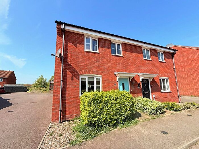 3 Bedroom Semi Detached House For Sale In Aspen Road, Caister-On-Sea, NR30