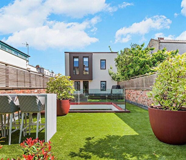 5 Bedroom Detached House To Rent In Oxford Walk, Cheltenham, GL52