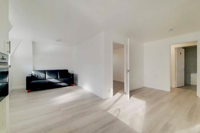 2 Bedroom Flat To Rent In Ickenham Road, Ickenham, Ruislip, HA4