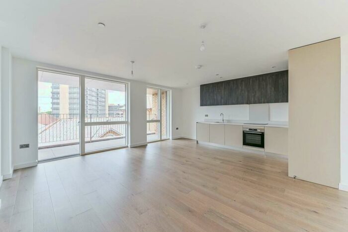 3 Bedroom Flat To Rent In Boulevard Point, Croydon, CR0