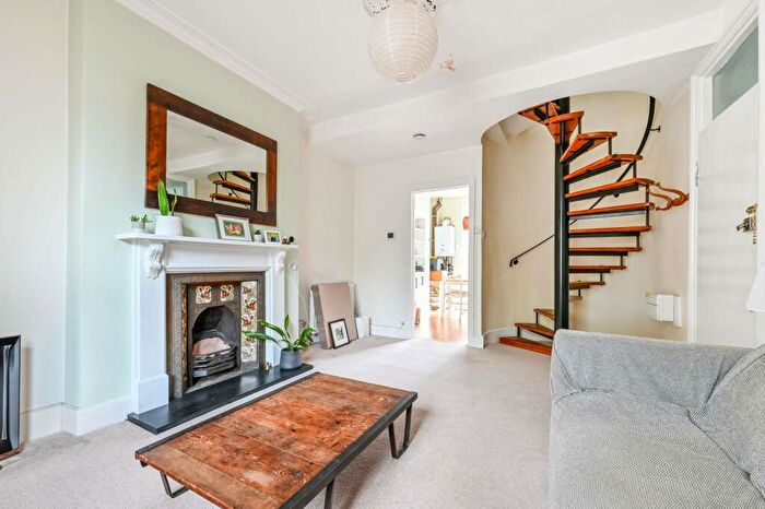 2 Bedroom Maisonette To Rent In Barnsbury Road, Barnsbury, London, N1