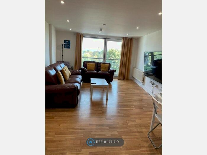 2 Bedroom Flat To Rent In Raphael House, Ilford, IG1
