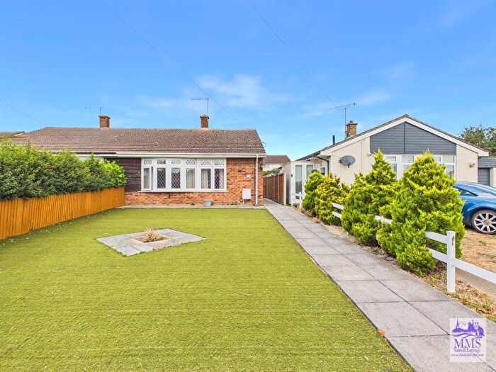 2 Bedroom Semi-Detached Bungalow For Sale In Lapwing Road, Isle Of Grain, Rochester, ME3