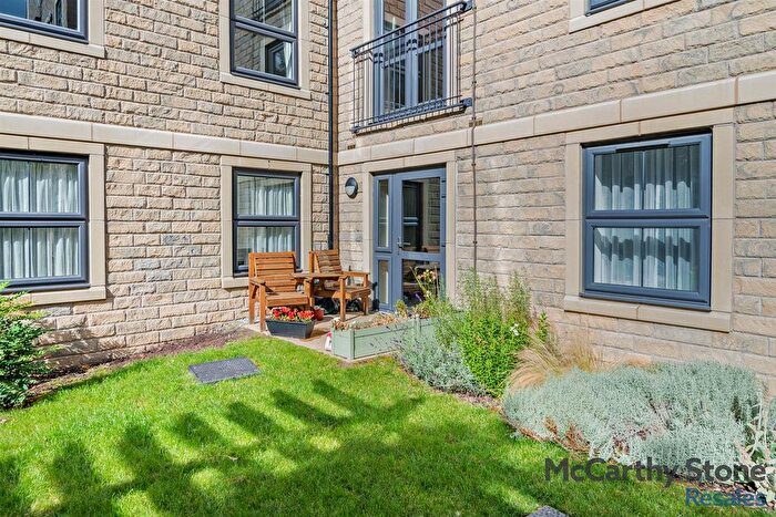 2 Bedroom Flat For Sale In Summer Court, Burley In Wharfedale, LS29