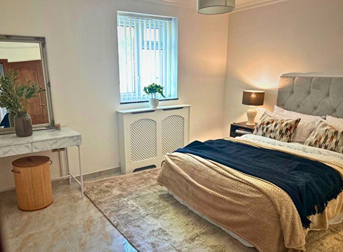 3 Bedroom Flat For Sale In Kent Road, London, W4