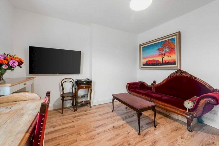 2 Bedroom Flat To Rent In Coningham Road, London W12